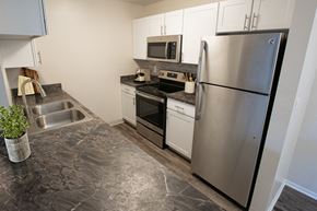 Aurora apartment for rent - Kitchen at Apres Apartments in Aurora, CO