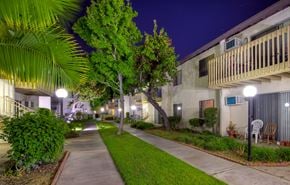 Fullerton apartment for rent - Roberta Apartment Homes Courtyard