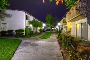 Fullerton apartment for rent - Roberta Apartment Homes Courtyard
