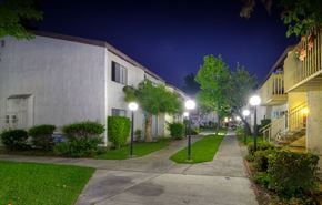 Fullerton apartment for rent - Roberta Apartment Homes Courtyard