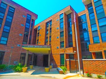 Evanston apartment for rent - the front of the 2100 noss ct building