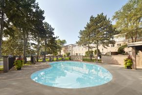 Toronto apartment for rent - Bayview Mews outdoor pool