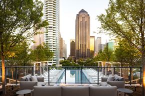 Dallas apartment for rent - a lounge area on the roof of a building with a view of the city
