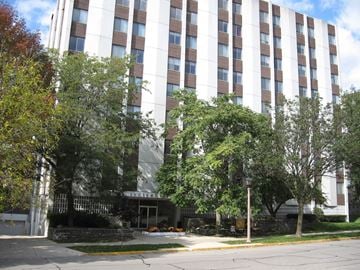 Shorewood apartment for rent - the building in which the hotel is located