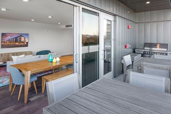 In/outdoor lounge & bbq area