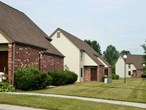 Gettysburg apartment for rent - A row of houses with a green lawn in front.