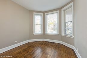 Chicago apartment for rent - Large Windows
