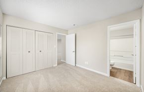 Glen Allen apartment for rent - A bedroom with a carpeted floor and white walls.
