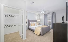 Cordova apartment for rent - a bedroom with a bed and a closet