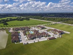 Arcola apartment for rent - A bird's eye view of a housing complex with a swimming pool.