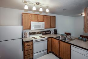 Spokane Valley apartment for rent - Farr Court Apartments Kitchen Counter and Appliances