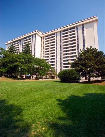 Toronto apartment for rent - a large building in the middle of a green park
