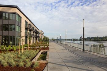 Willamette riverfront trail access