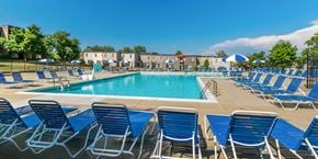 Laurel apartment for rent - Middletowne pool chairs