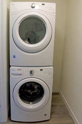 De Pere apartment for rent - a washing machine and a dryer in a laundry room