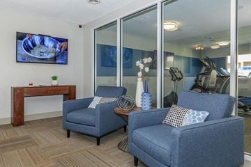 Columbia apartment for rent - a living room with two blue chairs and a tv