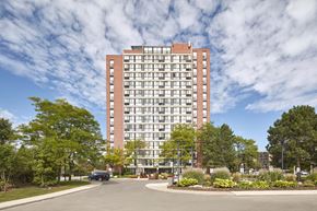Mississauga apartment for rent - the building where the hotel is located