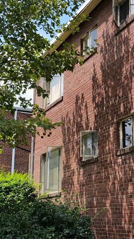 Washington apartment for rent - the side of a brick building with windows