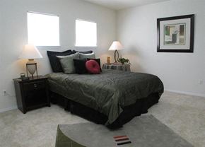 Aurora apartment for rent - a bedroom with a bed and two lamps