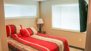 Shelley apartment for rent - a bedroom with a bed and two windows