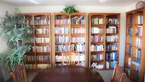 Twin Falls apartment for rent - a dining room with a table and bookshelves
