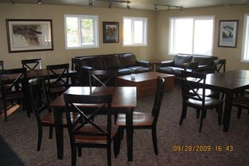 St Maries apartment for rent - a living room with tables and chairs and leather furniture