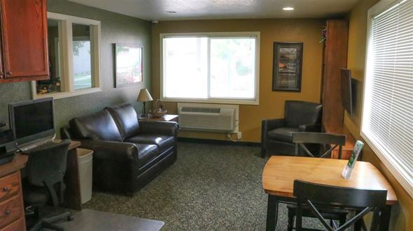 Idaho Falls apartment for rent - a living room with leather furniture and a tv