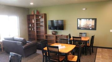 Rupert apartment for rent - a living room with a table and chairs and a tv