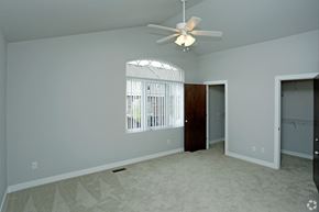Shelby Township apartment for rent - an empty living room with a ceiling fan and a closet