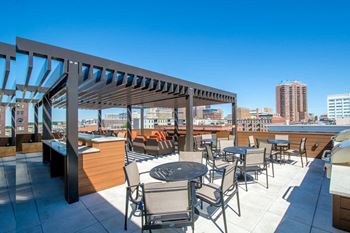 Rooftop skydeck with downtown view at confluence on 3rd apartments in des moines in downtown des moines
