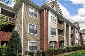 Denver apartment for rent - our apartments at the district feature a spacious courtyard and balconies