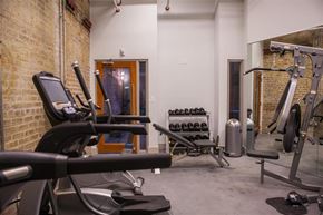 New Orleans apartment for rent - a gym with a lot of exercise equipment in it