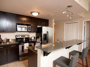 Sleek kitchen design with breakfast bar*