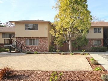 Palo Alto apartment for rent - an empty driveway in front of an apartment building