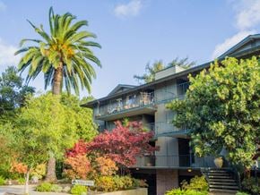 Palo Alto apartment for rent - the building in which the hotel is located