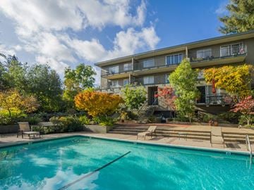 Palo Alto apartment for rent - the swimming pool at our hotel