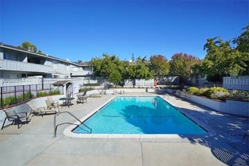 Palo Alto apartment for rent - the swimming pool at the apartments for rent