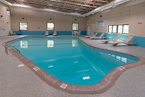 West Saint Paul apartment for rent - a large indoor swimming pool in a building with chairs