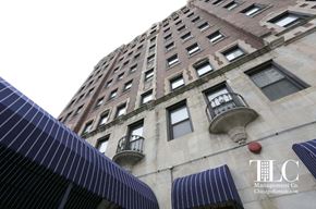 Chicago apartment for rent - A tall building with a balcony on the 10th floor.
