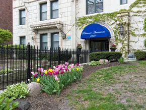 Chicago apartment for rent - the building in which the hotel is located
