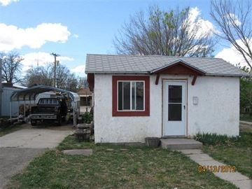 Gering house for rent - a small house with a car parked outside of it