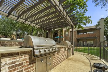 Refreshing pool w/ outdoor grilling center