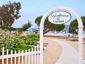 Marina apartment for rent - Yorktown Garden signage and arch