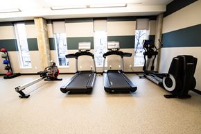 Minneapolis apartment for rent - two treadmills and other exercise equipment in a gym