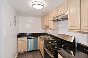 Forestville apartment for rent - Kitchen with stove and dishwasher