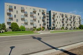 Hopkins multi-family for rent - Exterior Landscape at Knollwood Towers East Apartments, Hopkins, Minnesota
