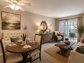 Hermitage apartment for rent - A dining room with a round table set for two and a painting on the wall.