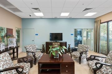Naranja apartment for rent - a living room with a table and chairs and a television