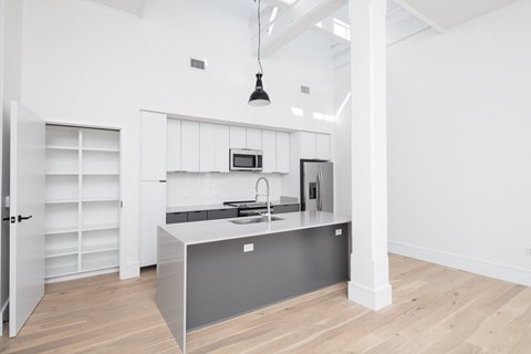 Floor plan for 1 bed, 1 bath, 916 sqft