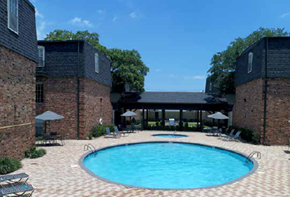 Metairie townhouse for rent - a swimming pool in the middle of a brick building
